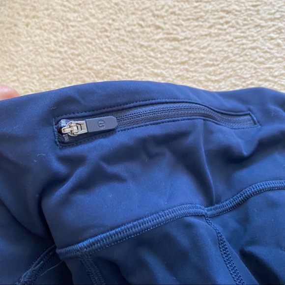 lululemon navy blue mesh logo leggings - Picture 3 of 4